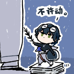1boy :| black_hair chibi chibi_only chinese_commentary chinese_text closed_mouth cui_pi_zha_xia_qiu girls&#039;_frontline girls&#039;_frontline_neural_cloud goggles goggles_on_head green_eyes helmet holding holding_helmet holding_polearm holding_weapon official_art polearm second-party_source solo space_helmet sueyoi_(neural_cloud) weapon