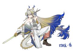 1girl aaa_shenmi_zuo_fan_ren arknights bare_shoulders beads belt blonde_hair blue_eyes blue_hair chinese_commentary closed_mouth collarbone colored_extremities commentary_request dragon_girl dragon_horns dragon_tail earrings full_body grey_hair hair_between_eyes hair_intakes highres holding holding_sword holding_weapon horns jacket jewelry long_hair long_sleeves looking_to_the_side multicolored_hair necklace off_shoulder on_one_knee outstretched_arm pants shu_(arknights) simple_background smile solo strapless sword tail tube_top very_long_hair weapon white_background white_belt white_jacket white_pants white_tube_top