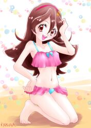 1girl artist_name barefoot bikini brown_hair feet fortissimo hair_ornament hairband hand_on_own_hip highres kasuga_rurito kimi_to_idol_precure kneeling long_hair looking_at_viewer musical_note musical_note_hair_ornament open_mouth pink_bikini precure red_eyes sakura_uta_(precure) smile solo swimsuit teeth toes upper_teeth_only