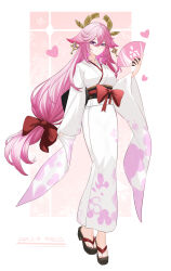 1girl absurdres alternate_costume animal_ears black_sandals bow closed_mouth dated fox_ears full_body genshin_impact hair_between_eyes hair_bow hand_fan highres holding holding_fan japanese_clothes kimono lao_xi long_hair long_sleeves looking_at_viewer obi okobo pink_hair platform_sandals purple_eyes sandals sash simple_background smile solo standing very_long_hair white_background white_kimono wide_sleeves yae_miko