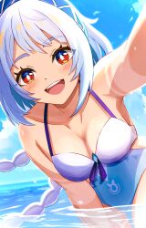 1girl absurdres bare_shoulders blue_hairband blush braid breasts dark_skin fish-shaped_pupils genshin_impact hairband highres leaning_to_the_side looking_at_viewer mualani_(genshin_impact) multicolored_hair ocean one-piece_swimsuit open_mouth red_eyes selfie simple_background sky smile solo swimsuit tan two-tone_swimsuit white_hair yoi_(a27963244)