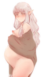 1girl blunt_bangs blush breasts dungeon_meshi elf from_side highres long_hair looking_at_viewer milsiril_(dungeon_meshi) nipples pointy_ears pregnant scar scar_on_leg scar_on_shoulder shpo simple_background smile solo standing thighs white_background white_hair yellow_eyes
