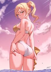 1girl 2_ru absurdres ass bikini bikini_ribbon blonde_hair cloud drill_hair gradient_sky hair_ornament hair_scrunchie highres looking_at_viewer looking_back magia_record:_mahou_shoujo_madoka_magica_gaiden mahou_shoujo_madoka_magica mismatched_bikini orange_eyes orange_scrunchie ponytail purple_sky scrunchie sky solo swimsuit tomoe_mami tomoe_mami_(swimsuit_costume) wading water