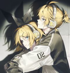 1boy 1girl absurdres blonde_hair blue_eyes bow hair_bow hair_ornament hairclip headphones highres hynn0x_x kagamine_len kagamine_rin pale_skin parallel_hairclips ponytail short_ponytail vocaloid