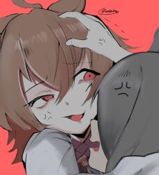 2girls agnes_tachyon_(umamusume) ahoge anger_vein angry animal_ears bags_under_eyes black_hair brown_hair frown hand_on_another&#039;s_head highres horse_ears horse_girl manhattan_cafe_(umamusume) medium_hair multiple_girls open_mouth red_background red_eyes sakumorupui simple_background umamusume