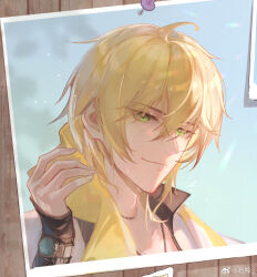 1boy alkaid_mcgrath blonde_hair blue_background bulletin_board chinese_commentary closed_mouth drying drying_hair green_eyes hair_between_eyes highres holding holding_towel jacket jewelry looking_at_viewer lovebrush_chronicles male_focus medium_hair necklace official_alternate_costume photo_(object) portrait shiling smile solo sunlight thumbtack towel towel_around_neck watch water_drop watermark weibo_watermark wet wet_hair white_jacket wristwatch