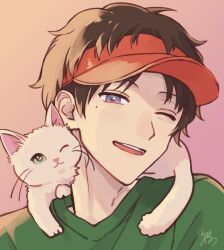 1boy animal black_eyes black_hair cat erinan green_shirt hat highres male_focus mole mole_under_eye oki_kouji one_eye_closed open_mouth red_hat shirt short_hair smile solo upper_body visor_cap white_cat world_trigger