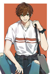 1boy alter_(mabinogi) alternate_costume arm_on_knee arm_up bag blue_pants border brown_hair casual clothes_around_waist collarbone commentary_request crew_neck double-parted_bangs feet_out_of_frame green_eyes grin hair_between_eyes highres holding holding_bag jewelry korean_commentary looking_at_viewer mabinogi male_focus necklace outside_border pants plaid_clothes ray_(lthenray) ring ring_necklace shirt shirt_around_waist short_hair short_sleeves shoulder_bag sitting smile solo striped_clothes striped_shirt t-shirt teeth torn_clothes torn_pants white_border