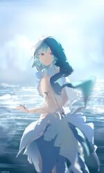 1girl armlet artist_name blue_eyes blue_veil breasts commentary cowboy_shot cryne dress english_commentary highres jewelry looking_at_viewer looking_back medium_breasts ocean outdoors parted_lips shorekeeper_(wuthering_waves) sleeveless sleeveless_dress solo two-tone_veil veil water white_dress white_veil wuthering_waves