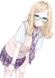 1girl absurdres black_choker blonde_hair blush choker collared_shirt commentary ear_piercing glasses green_eyes hair_ornament hairclip hanada_ten hands_on_own_knees hashtag-only_commentary highres jewelry kurumi_noah kurumi_noah_(8th_costume) looking_at_viewer necklace necktie piercing shirt short_sleeves simple_background skirt solo sweater_vest virtual_youtuber vspo! watch white_background white_shirt wristwatch