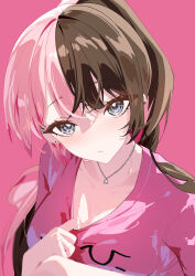 1girl absurdres amopui blue_eyes blush brown_hair closed_mouth hashtag-only_commentary highres jewelry looking_at_viewer multicolored_hair necklace pink_background pink_hair pink_shirt shirt simple_background solo split-color_hair sweat t-shirt tachibana_hinano tachibana_hinano_(5th_costume) two-tone_hair virtual_youtuber vspo!