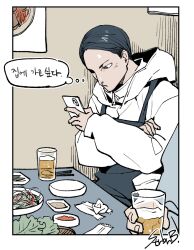1boy alcohol beer black_hair commentary_request cup food holding holding_phone hood hood_down hooded_jacket ichigo_beeru indoors jacket korean_commentary korean_text long_sleeves looking_at_phone male_focus out_of_frame overalls phone plate short_hair signature solo_focus speech_bubble table thought_bubble toshi_densetsu_kaitai_center translation_request upper_body white_jacket yamada_gasmask