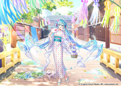 1girl ahoge animal aqua_eyes aqua_hair aqua_sash architecture asa_no_ha_(pattern) bag braid braided_hair_rings bubble bug butterfly cat commentary copyright_notice dappled_sunlight day double_bun east_asian_architecture floral_print flower fukinagashi full_body gari_(apollonica) hair_bun hair_flower hair_ornament hair_rings hand_fan hatsune_miku highres holding holding_bag holding_fan insect japanese_clothes kimono kinchaku lips long_hair obi official_alternate_costume official_art open_mouth outdoors paper_fan pouch puddle sakuramon sandals sash shippou_(pattern) smile solo standing sunlight tanabata tassel tassel_hair_ornament teeth twintails uchiwa upper_teeth_only uroko_(pattern) very_long_hair vocaloid white_kimono yagasuri yukata zouri
