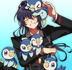 &gt;_&lt; 1boy animal animal_on_head animal_on_leg bird blue_background blue_eyes collared_jacket collared_shirt crossover formal_clothes gen_4_pokemon gradient_background hair_between_eyes highres holding holding_animal hong_lu_(project_moon) jacket limbus_company long_hair necktie nintendo on_head penguin piplup pokemon ponytail project_moon qiluge shirt smile suit upper_body