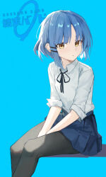 absurdres blue_hair bocchi_the_rock! cable_tie expressionless haimaotuanzi hair_between_eyes hair_ornament highres kessoku_band kessoku_band_logo looking_at_viewer pleated_skirt school_uniform simple_background sitting skirt thighhighs upper_body yamada_ryo