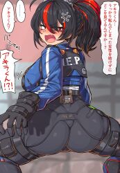 1girl anger_vein annoyed ass black_hair blush bodysuit breasts fang gloves highres huge_ass japanese_text large_breasts legs looking_at_viewer looking_back medium_hair open_mouth police police_uniform policewoman ponytail red_eyes sideboob solo squatting teeth thick_thighs thighs tongue translation_request zenless_zone_zero zhu_yuan