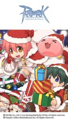 +_+ 1girl 3boys :3 :d alternate_color antonio_(ragnarok_online) blue_eyes box breasts cape christmas christmas_tree colored_skin copyright_notice dress eyepatch full_body fur-trimmed_cape fur-trimmed_dress fur-trimmed_headwear fur_trim gift gift_box goblin_(ragnarok_online) goblin_mask green_hair green_skin hanging_breasts hat highres holding holding_sack leaning_forward logo looking_at_viewer masked medium_breasts multiple_boys official_alternate_costume official_art official_wallpaper open_mouth orange_eyes orc orc_warrior_(ragnarok_online) pink_hair pom_pom_(clothes) ragnarok_online red_cape red_hat red_thighhighs sack santa_costume santa_hat short_dress short_hair smile thighhighs warlock_(ragnarok_online) white_dress yellow_brooch yuichirou