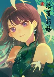 1girl bang_dream! bang_dream!_it&#039;s_mygo!!!!! bare_shoulders bird black_gloves brown_hair china_dress chinese_clothes closed_mouth commentary dress earrings elbow_gloves gloves green_dress highres jewelry long_hair looking_at_viewer mole mole_under_eye necklace purple_eyes qing_00129 shiina_taki sleeveless sleeveless_dress smile solo swallow_(bird) upper_body
