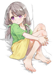 1girl absurdres barefoot blush commentary_request expressionless full_body grey_hair highres long_hair looking_at_viewer low_twintails mono_(afro) purple_eyes rori_chuushin shikishima_sakurako sitting skirt solo toes twintails