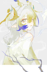 Rule 34 | 1girl, absurdres, ambience synesthesia, arknights, bare shoulders, blonde hair, blue eyes, border, branch, chinese commentary, choker, commentary request, dragon girl, dragon horns, eyeliner, hair between eyes, hair ornament, highres, horns, jewelry, long hair, looking at viewer, makeup, multicolored hair, necklace, off shoulder, official alternate costume, orange eyeliner, parted lips, pearl necklace, pointy ears, purple hair, shu (arknights), shu (bingwenyuyou) (arknights), solo, turning head, uuo1 (faraway34878), white border, white hair, yellow choker