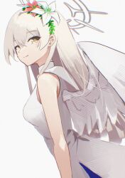 1girl blue_archive closed_mouth commentary danraz0r dress flower grey_background hair_flower hair_ornament halo highres long_hair looking_at_viewer nagisa_(blue_archive) red_flower simple_background sleeveless sleeveless_dress smile solo white_dress white_flower white_hair white_halo white_wings wings yellow_eyes