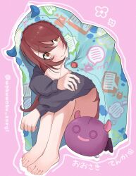 Rule 34 | 1girl, bare legs, barefoot, black shirt, blush, brown hair, commentary, debi tarou, green hood, head rest, highres, hugging own legs, idolmaster, idolmaster shiny colors, knees up, legs together, long sleeves, looking at viewer, osaki tenka, pink background, shirt, sitting, smile, solo, toenails, toes, twitter username, wakuwaku kogi
