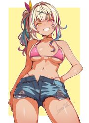 batta_16-sei bikini blonde_hair breasts dark-skinned_female dark_skin denim denim_shorts heterochromia highres hoshikawa_sara long_hair medium_breasts navel nijisanji pink_bikini red_eyes shorts smile swimsuit tan teeth virtual_youtuber yellow_eyes