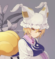 1girl animal_ears arms_under_breasts blonde_hair blue_tabard breasts closed_mouth commentary_request dress fox_ears fox_tail grey_background hair_between_eyes hands_in_opposite_sleeves hat highres hiwokawa large_breasts light_smile looking_at_viewer mob_cap multiple_tails short_hair simple_background slit_pupils solo tabard tail touhou upper_body white_dress yakumo_ran yellow_eyes