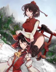 &gt;_&lt; 3girls ? adapted_costume alternate_costume anger_vein angry artist_name ascot bird_wings black_thighhighs black_wings bow breasts brown_hair china_dress chinese_clothes chinese_commentary closed_eyes commentary commentary_request curly_hair dated detached_sleeves dress english_commentary frilled_bow frilled_hair_tubes frills geta green_eyes green_hair hair_bow hair_tubes hakurei_reimu hat highres horns komainu_ears komainu_girl komano_aunn long_hair long_sleeves mixed-language_commentary multiple_girls on_head open_mouth outdoors person_on_head pointy_ears red_bow red_dress red_footwear red_hat ribbon-trimmed_sleeves ribbon_trim shameimaru_aya short_hair side_slit single_horn smile snow spoken_question_mark tengu-geta thighhighs tokin_hat torii touhou wings yellow_ascot yon_1912