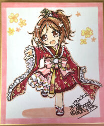 1girl :d absurdres border bow brown_eyes brown_hair comiket_98 commentary_request domyoji_karin frilled_sleeves frills fujii_ryou full_body hair_intakes highres idolmaster idolmaster_cinderella_girls japanese_clothes kimono long_sleeves looking_at_viewer open_mouth pink_border pink_bow red_kimono red_sandals sandals smile socks solo standing standing_on_one_leg white_background white_socks wide_sleeves