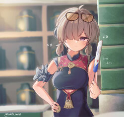 1girl black_dress breasts brown_hair china_dress chinese_clothes clothing_cutout commentary_request cutout_above_navel dress eyewear_on_head hair_over_one_eye hand_fan hand_on_own_hip highres holding holding_fan looking_at_viewer low_twintails purple_eyes shito_imnida smile solo sweety_(zenless_zone_zero) tinted_eyewear tuanshan twintails upper_body yellow-tinted_eyewear zenless_zone_zero