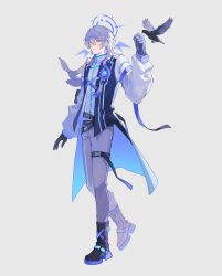 1boy beak belt bird black_belt black_footwear black_gloves blue_coat boots closed_mouth coat earrings feathered_wings full_body gloves grey_background grey_hair grey_pants hair_between_eyes halo halo_behind_head hand_up head_wings highres honkai:_star_rail honkai_(series) jewelry long_sleeves looking_at_viewer open_clothes open_coat pants puffy_long_sleeves puffy_sleeves robin_(bird) saru_youichi shirt short_hair sidelocks simple_background sleeveless sleeveless_coat smile standing sunday_(honkai:_star_rail) tassel white_shirt wings yellow_eyes