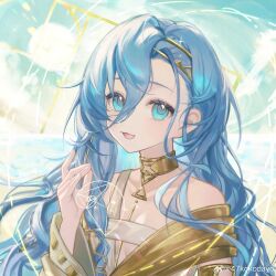 1girl 37_(reverse:1999) 47ko :d absurdres ancient_greek_clothes armlet beach blue_eyes blue_hair blue_sky cowboy_shot gold_choker golden_spiral greco-roman_clothes hair_between_eyes hand_up highres jewelry long_hair looking_at_viewer ocean open_mouth outdoors reverse:1999 sand sky smile solo sun toga watermark weibo_watermark