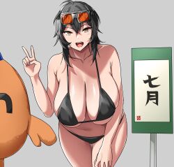 1girl ahoge bikini black_bikini black_hair breasts cleavage collarbone crossed_bangs goggles goggles_on_head grace_howard hair_between_eyes hand_up highres huge_breasts leaning_forward long_hair looking_at_viewer mascot nabe_taro navel on-chan open_mouth orange_eyes ponytail sign skindentation smile solo suiyou_dou_de_shou swimsuit thighs v zenless_zone_zero