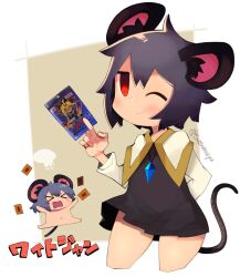 &gt;_&lt; 2girls angry animal_ear_fluff animal_ears arm_behind_back blush brown_background capelet card chibi closed_mouth commentary_request cookie_(touhou) cowboy_shot cropped_legs crystal dress fingernails flat_chest grey_dress grey_hair hair_between_eyes holding holding_card jewelry kofji_(cookie) kohakagutibi long_sleeves looking_at_viewer mouse_ears mouse_girl mouse_tail multiple_girls nazrin nyon_(cookie) one_eye_closed pendant red_eyes shirt short_hair smile tail touhou translation_request two-tone_background white_background white_capelet white_shirt x_navel yami_yugi yu-gi-oh! yu-gi-oh!_duel_monsters