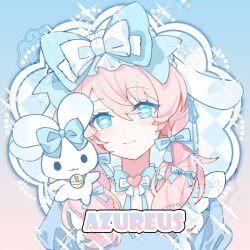 arknights bell blue_background blue_bow blue_eyes blue_poison_(arknights) bow bright_pupils chinese_commentary closed_mouth commentary_request creature gradient_background hair_between_eyes hair_bow heart highres jingle_bell medium_hair nulihuahuadeaifeng pink_background pink_hair portrait sample_watermark smile sparkle sparkling_aura watermark white_bow white_pupils