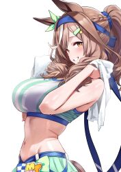 1girl animal_ears blue_headband blush bow braid breasts brown_eyes brown_hair commentary_request crop_top ear_bow ear_ornament from_side green_bow hair_ornament half_up_braid headband herohero_(higashi_no_dou) highres holding holding_towel horse_ears horse_girl horse_tail large_breasts long_hair looking_at_viewer matikane_tannhauser_(blue_turbulence)_(umamusume) matikane_tannhauser_(umamusume) midriff multicolored_hair navel official_alternate_costume official_alternate_hairstyle ponytail simple_background smile solo sports_bra star_(symbol) star_hair_ornament stomach streaked_hair striped_sports_bra sweat tail towel towel_around_neck umamusume upper_body white_background white_streaks