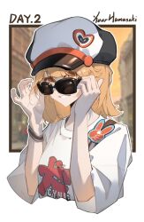 1girl alternate_costume artist_name bracelet brown_hair clothes_writing cropped_torso grin hands_on_eyewear hands_up hat highres jewelry looking_at_viewer looking_over_eyewear newsboy_cap orange_eyes regulus_(reverse:1999) reverse:1999 shirt short_hair short_sleeves signature smile solo sunglasses t-shirt upper_body white_background white_shirt yao_hua_yourhamasaki