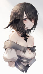 1girl au_ra warrior_of_light_(ff14) bare_shoulders black_hair breasts cleavage collarbone commentary cropped_torso dragon_horns dress final_fantasy final_fantasy_xiv flower_knot grey_background highres horns looking_down maho_moco off-shoulder_dress off_shoulder purple_eyes scales short_hair simple_background solo swept_bangs upper_body white_dress