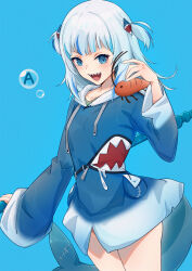 1girl absurdres animal_costume blue_background blue_eyes blue_hair blue_nails commentary english_commentary fins fish_tail gawr_gura highres hololive hololive_english multicolored_hair nail_polish open_mouth shark_costume shark_girl shark_tail sharp_teeth shimizu_kazunari simple_background smile solo streaked_hair tail teeth virtual_youtuber white_hair
