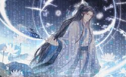 1boy absurdly_long_hair black_eyes black_hair blue_pants blue_sky blue_theme bud chinese_clothes chinese_commentary closed_mouth commentary_request feather_hair_ornament feathers feet_out_of_frame fingernails flower folding_fan forehead hair_ornament hand_fan hanfu highres light_frown light_particles lily_pad lips long_hair long_sidelocks long_sleeves looking_ahead male_focus meng_qiao night original outdoors outstretched_hand pants pink_lips ponytail robe sample_watermark short_ponytail sidelocks sky solo standing too_many_watermarks very_long_hair water_lily_flower watermark white_flower white_hanfu white_robe wide_sleeves