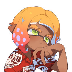 1boy blonde_hair closed_mouth collared_shirt commentary_request dark-skinned_male dark_skin expressionless eyebrow_cut gradient_hair green_eyes hand_up inkling inkling_boy inkling_player_character male_focus multicolored_hair nintendo pink_hair pointy_ears portrait print_shirt red_shirt shirt short_hair simple_background solo splatoon_(series) surume01417 tentacle_hair thick_eyebrows white_background