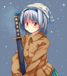 1girl alternate_costume black_hairband brown_jacket green_skirt grey_background grey_hair hairband highres holding holding_sheath holding_sword holding_weapon ikuya@ jacket katana knit_hat konpaku_youmu long_sleeves looking_at_viewer red_eyes scabbard sheath skirt smile snowing solo sword touhou weapon