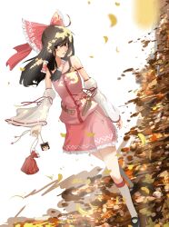 1girl absurdres adapted_costume ahoge alternate_costume autumn autumn_leaves bare_shoulders belt black_hair bow contemporary detached_sleeves frilled_hair_tubes frills hair_bow hair_tubes hakurei_reimu highres kneehighs leaf looking_at_viewer night247 pink_shirt red_ribbon red_skirt reitaisai ribbon ribbon_trim shirt skirt socks solo touhou walking yellow_leaves yukkuri_shiteitte_ne