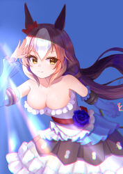 1girl absurdres animal_ears arm_up bare_shoulders blue_background blue_sleeves breasts brown_hair chromatic_aberration cleavage closed_mouth commentary detached_sleeves dress frilled_dress frills gora_mclaren hair_between_eyes highres horse_ears horse_girl large_breasts leaning leaning_forward light_rays long_hair long_sleeves looking_at_viewer multicolored_hair simple_background smile solo strapless strapless_dress streaked_hair umamusume white_dress white_hair yamanin_zephyr_(umamusume) yellow_eyes