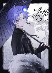 1boy antenna_hair black_border black_choker black_kimono blue_eyes border choker closed_mouth earrings feather_boa from_side highres hitodama holding holding_umbrella holostars japanese_clothes jewelry kimono long_sleeves looking_at_viewer looking_to_the_side male_focus minase_rio minase_rio_(3rd_costume) moon_phases moon_print multicolored_hair official_alternate_costume oil-paper_umbrella outside_border parted_bangs pora_0918 purple_hair seigaiha short_hair single_earring smile solo streaked_hair tree umbrella umbrella_over_shoulder upper_body virtual_youtuber white_background