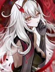 1girl ahoge black_claws black_dress black_skin blonde_hair blurry blurry_background blurry_foreground breasts claws colored_skin diandao_qin dress eye_symbol from_side genshin_impact hair_between_eyes hair_intakes hair_ornament hand_on_own_cheek hand_on_own_face hand_up head_tilt highres huge_ahoge large_breasts light_particles long_eyelashes long_hair looking_at_viewer looking_to_the_side multicolored_eyes multicolored_hair multicolored_skin parted_lips pink_lips red_background red_wings ronova_(genshin_impact) side_ahoge skin_tight solo standing symbol-shaped_pupils symbol_in_eye teeth two-tone_skin wavy_hair wings yellow_eyes