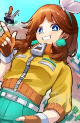 1girl aqua_hairband aqua_shorts blue_eyes bow brown_hair cropped_jacket denim denim_shorts earrings fingerless_gloves flower_earrings gloves grin hair_bow hairband hand_on_own_hip hand_up highres holding holding_key index_finger_raised jacket jewelry key mario_(series) mario_kart mario_kart_world nintendo no_crown official_alternate_costume official_alternate_hairstyle orange_gloves orange_jacket ponfu_y princess_daisy princess_daisy_(touring) shorts smile solo three-quarter_sleeves white_bow white_undershirt