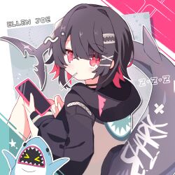 &gt;_&lt; 1girl alternate_costume black_choker black_hair black_hoodie candy character_name choker colored_inner_hair colorful_background commentary_request copyright_logo eating ellen_joe expressionless fins fish_tail food hair_ornament hairclip highres holding holding_phone hood hoodie lollipop looking_at_viewer looking_back multicolored_hair nero_(moca) phone pink_eyes pink_hair print_hoodie shark_tail sharkboo_(zenless_zone_zero) sidelocks sitting solo tail two-tone_hair two-tone_hoodie white_hoodie x_hair_ornament zenless_zone_zero