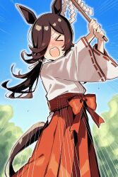 &gt;_&lt; 1girl alternate_costume alternate_hairstyle animal_ears blush brown_hair hair_over_one_eye hakama highres horse_ears horse_girl horse_tail japanese_clothes long_hair long_sleeves miko open_mouth ponytail red_hakama red_trim rice_shower_(umamusume) solo sweatdrop tail to_zaemon umamusume white_kosode
